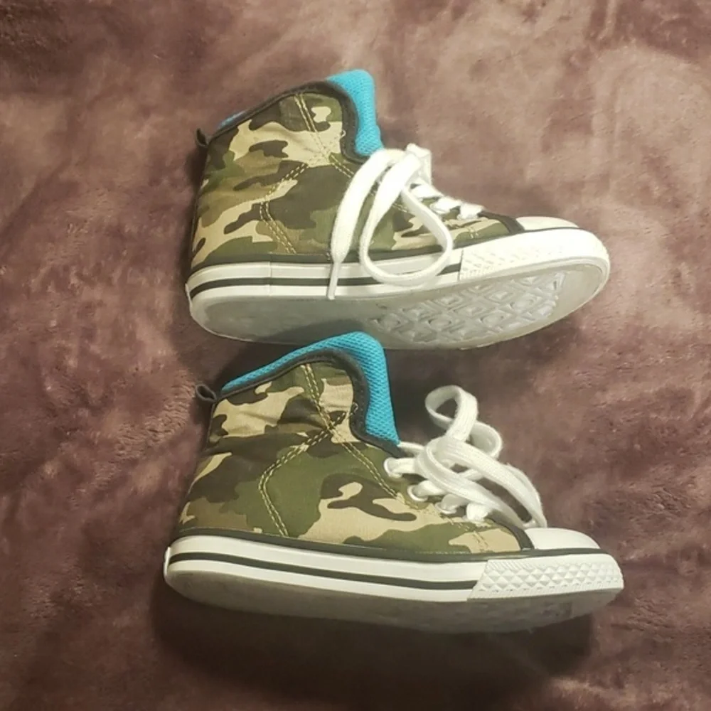 Crazy 8 high top camo shoes size 9‎